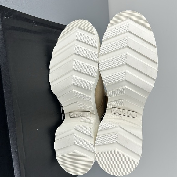 Sorel Hi-Line Lace Up Waterproof Boot. Size 9. - Picture 12 of 13